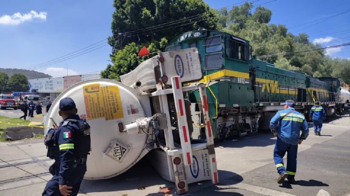 Tren impacta a pipa en Vía Morelos, Ecatepec, y causa pánico