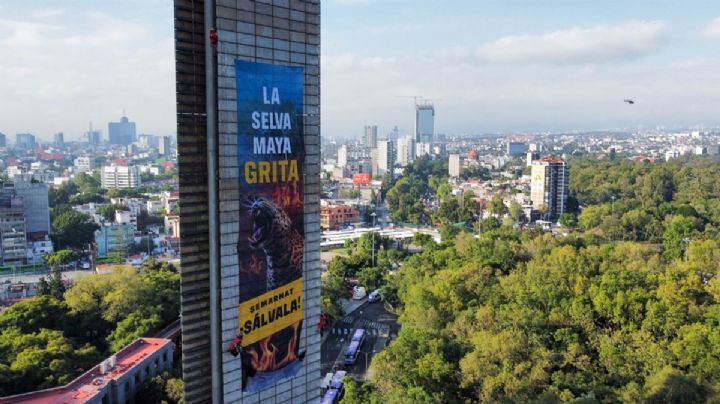 Activistas de Greenpeace escalan la Estela de Luz; exigen proteger Selva Maya