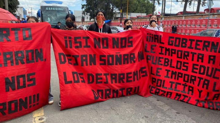 Normalistas de Teteles bloquean accesos en Puebla; exigen destitución de directivos