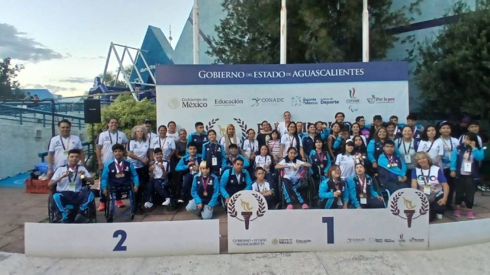 Los guanajuatenses orgullosos con las medallas conseguidas en el primer día de competencias.