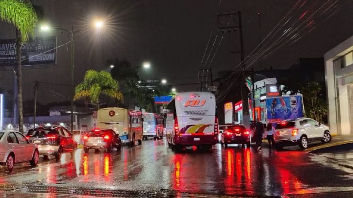 A pedradas intentan asaltar AU en autopista de Ixtaczoquitlán; esto sabemos
