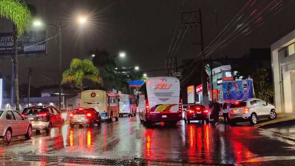 A pedradas intentan asaltar AU en autopista de Ixtaczoquitlán; esto sabemos