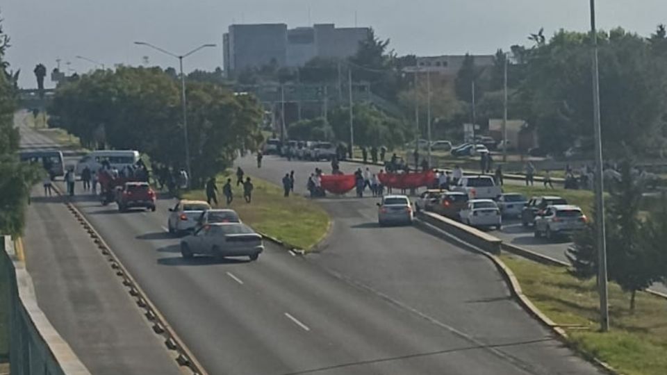 Se reporta caos vial en este tramo que conecta con la México-Pachuca; el cierre se registra en ambos sentidos