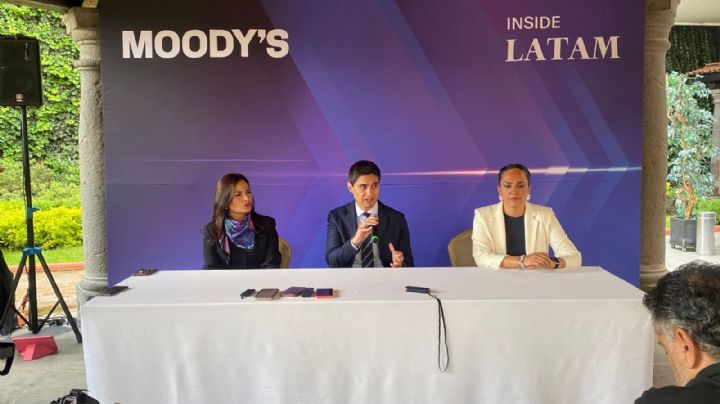 Debilidad fiscal de México amenaza su calificación crediticia: Moody's