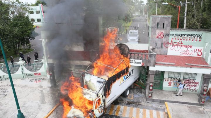 Ayotzinapa: normalistas incendian camión frente a Campo Militar de la Sedena | GALERÍA