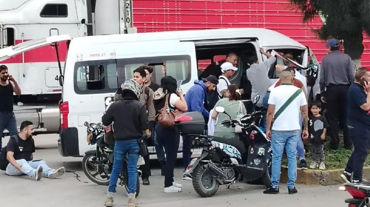 Combi choca contra un árbol en vía José López Portillo en Tultitlán; invadió carril del Mexibús