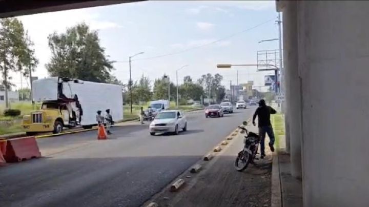 Intentan asaltar tractocamión en autopista; alcanza a llegar a retén de Guardia Nacional en Celaya