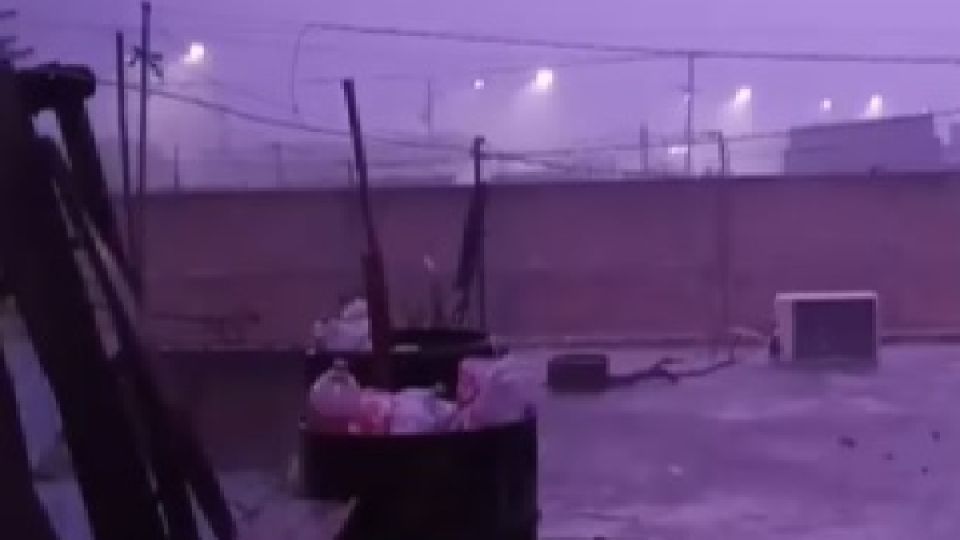 Los relámpagos de una fuerte lluvia iluminaron a Cuerámaro la noche de ayer.