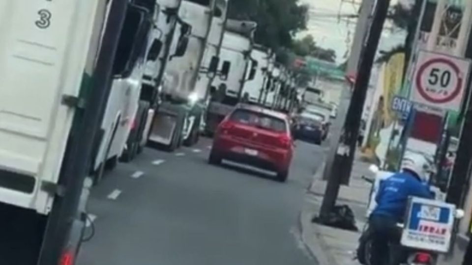 Más de 20 camiones hicieron una fila detrás de la carroza donde llevaban a Alex