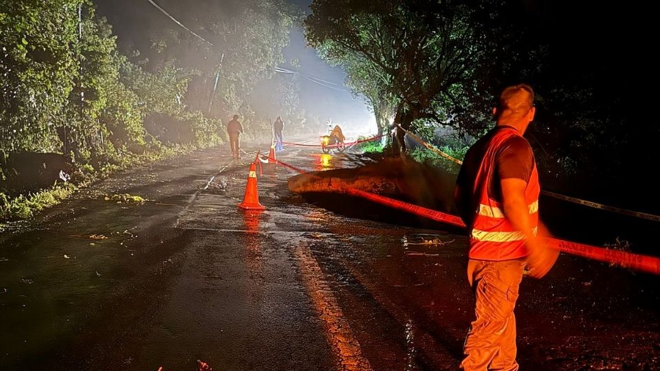 Un tramo de la carretera México-Tampico colapsó esta noche