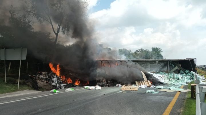Tráiler se incendia al volcarse en la carretera Tampico-Mante; transportaba fertilizantes