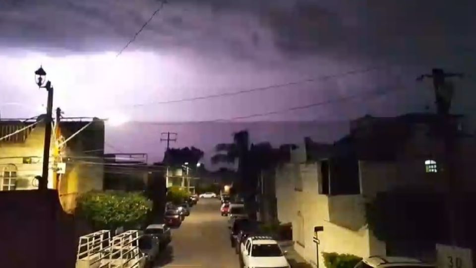 Así llegaba anoche la lluvia a León desde la zona sur.