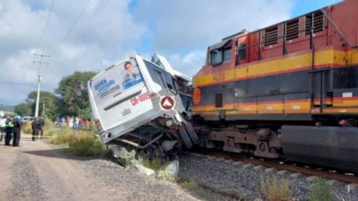 Tragedia: Autobús de pasajeros se atraviesa al tren en Comonfort, hay 5 muertos y 18 heridos
