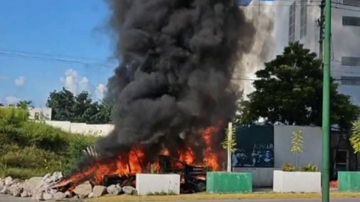 Normalistas de Ayotzinapa lanzan petardos e incendian camioneta en Ciudad Judicial de Iguala