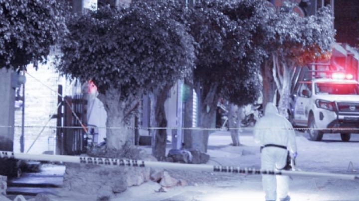 Platicaban afuera de su casa; llegan motosicarios y abren fuego