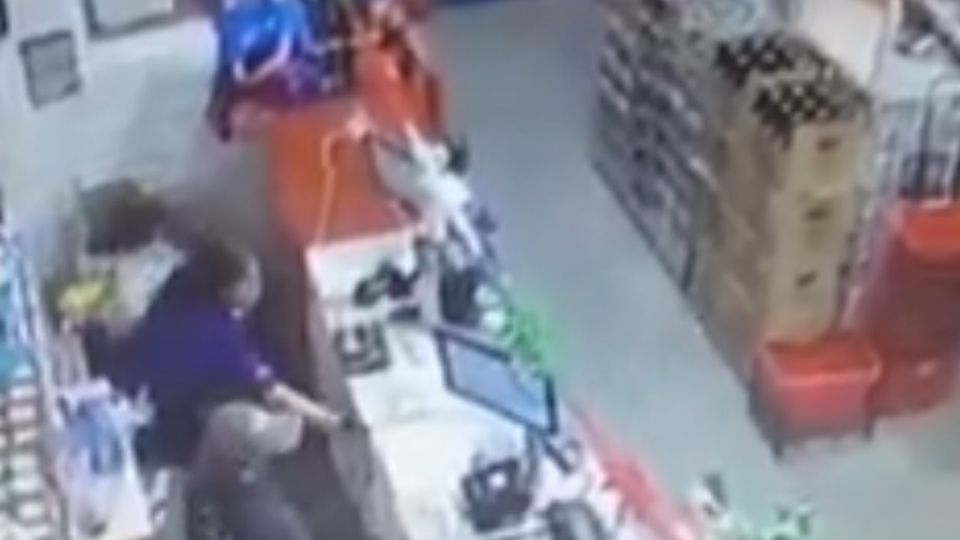 Una empleada de las tiendas Bara se llevó fuerte susto