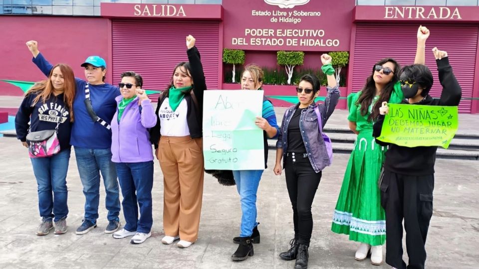 Las feministas criticaron que el gobierno estatal gastara 6.5 millones de pesos en vallas para la marcha del 8M y que no haya medicamentos para la ILE en las clínicas