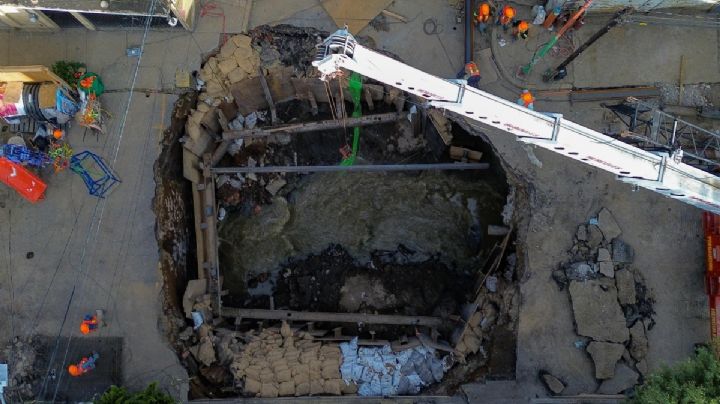 Adulta mayor cae en socavón de Guadalajara; estos son los socavones en los estados