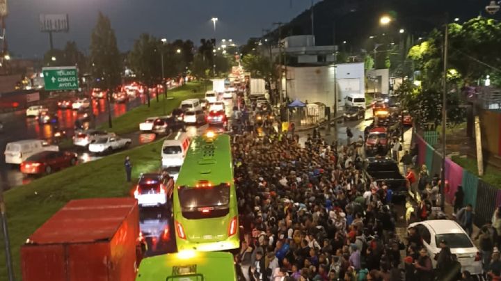 Línea A del Metro restablece servicio tras dos horas de caos; Calzada Ignacio Zaragoza permanece colapsada