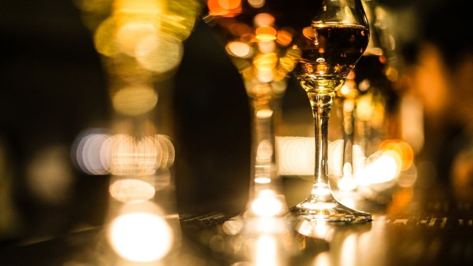 En las imágenes se observa a un grupo de jóvenes entre golpes y patadas