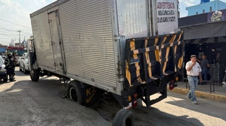 Camión queda atrapado en socavón de la GAM