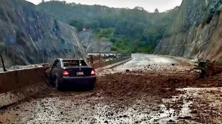 Deslave en la carretera Real del Monte-Huasca; reportan lesionados