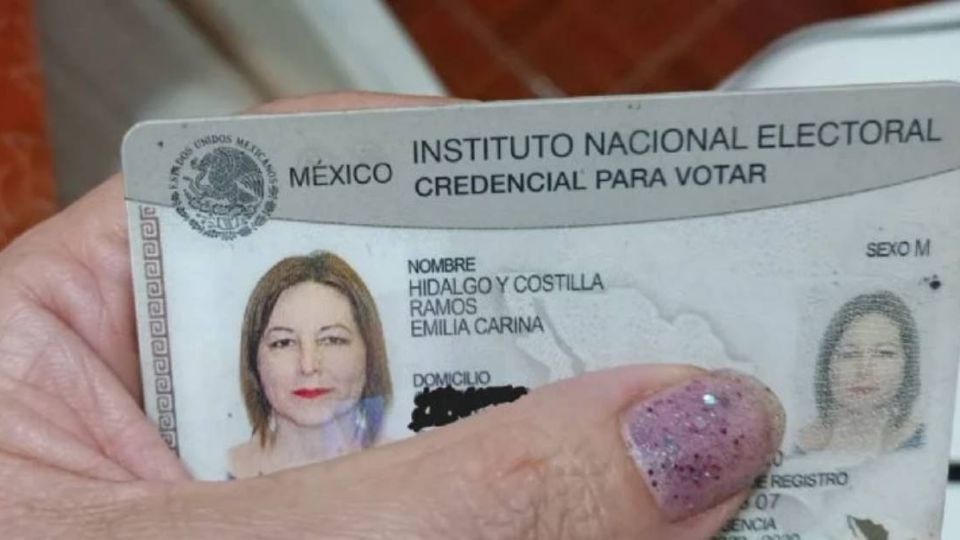 Identificación oficial de la entrevistada Foto: Gustavo Carreón