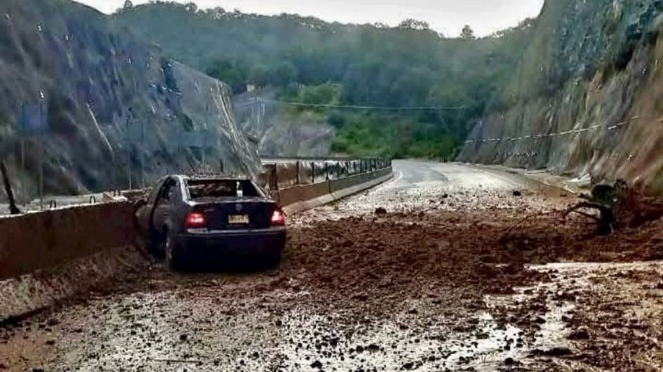 Por la intensa lluvia registrada la tarde de este jueves un cerro se desgajó causando daños a algunos vehículos