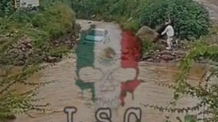 Un coche es arrastrado por el río en Medina de Alfaro