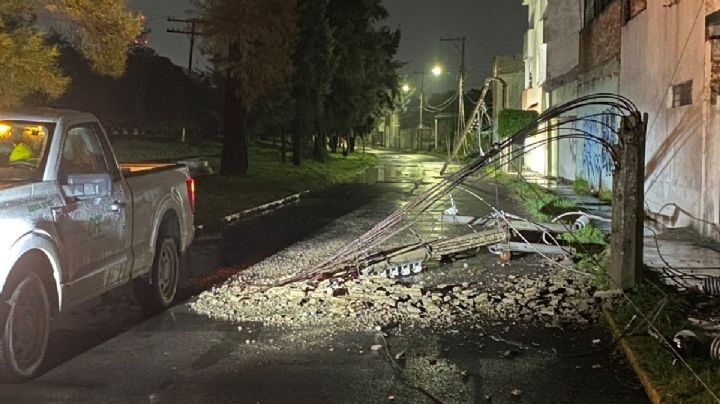 Rayos destrozan dos postes de luz durante tormenta en Celaya