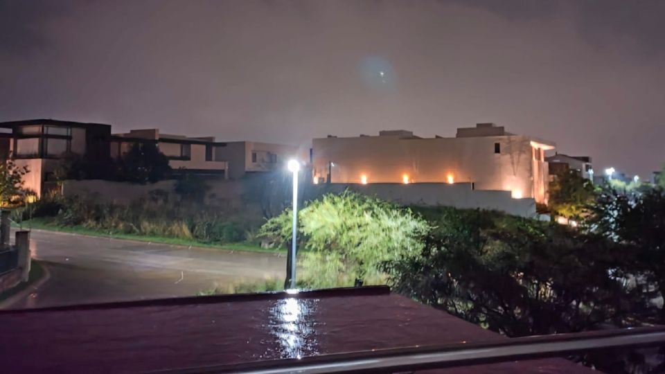 Llovió fuerte y tupido ayer por la noche en León.