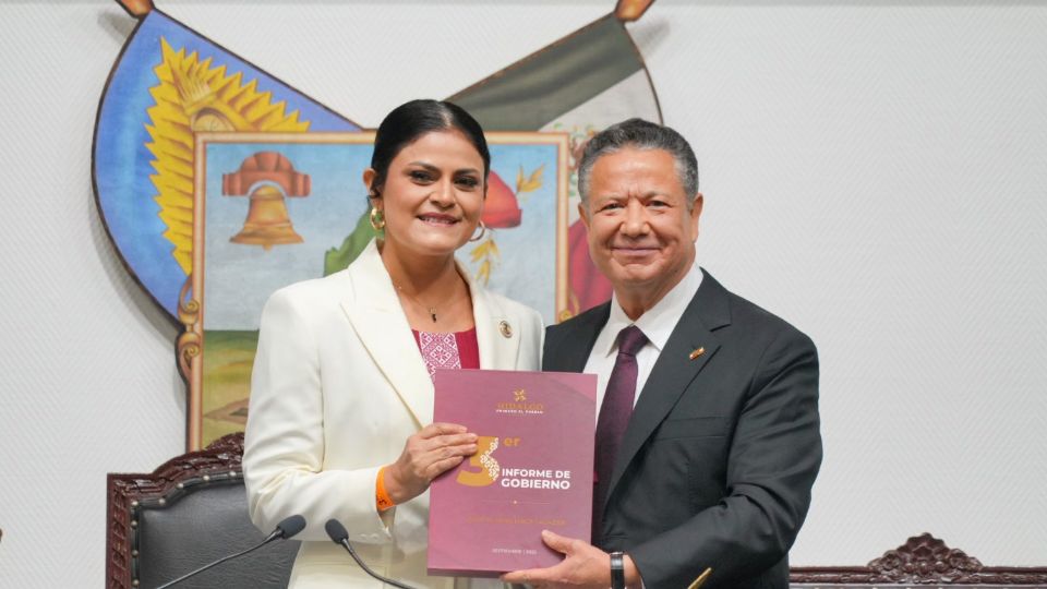 El gobernador de Hidalgo, Julio Menchaca, da informe de gobierno en el Congreso local