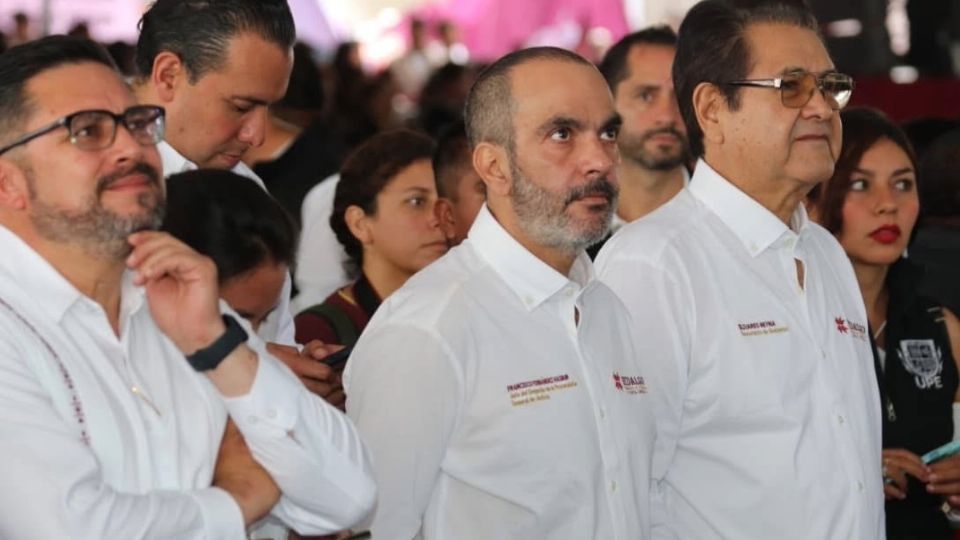 Al centro de la imagen, Francisco Fernández Hasbun, encargado de despacho de la PGJEH