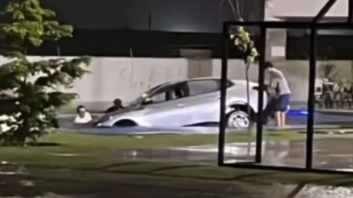 Un automóvil cayó a una alberca en Salamanca por las lluvias