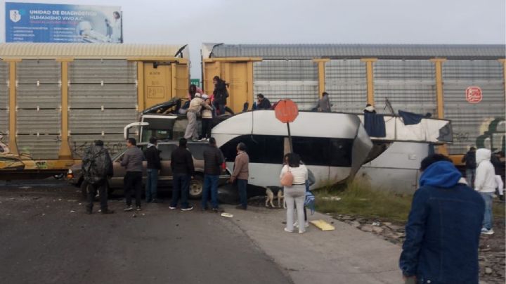 VIDEO: Tren arrolla autobús de pasajeros en Atlacomulco: hay 7 mujeres muertas y 3 hombres