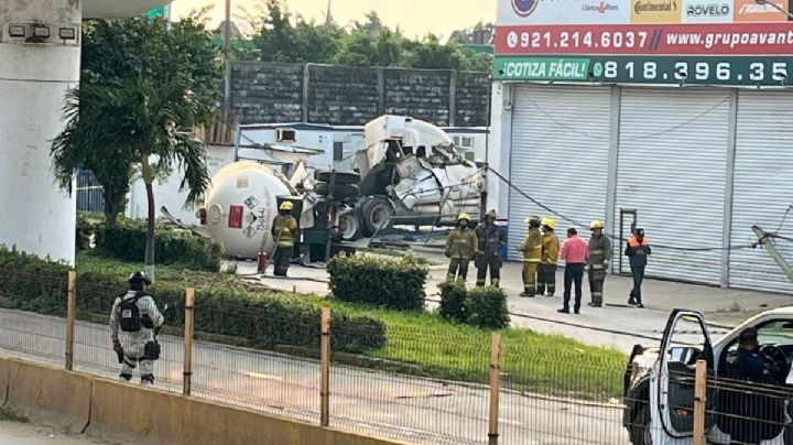 Pipa de amoniaco cae de distribuidor vial y genera cierre vial en Coatzacoalcos