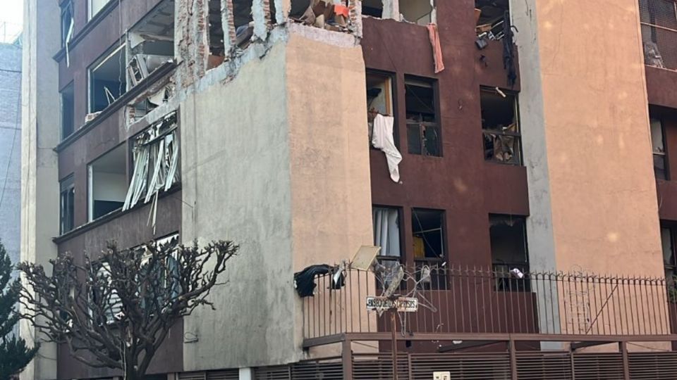 El edificio afectado fue apuntalado con vigas para evitar cualquier riesgo adicional.