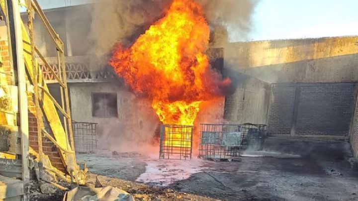 Se registra incendio en bodega clandestina de huachicol, en La Piedad, Michoacán