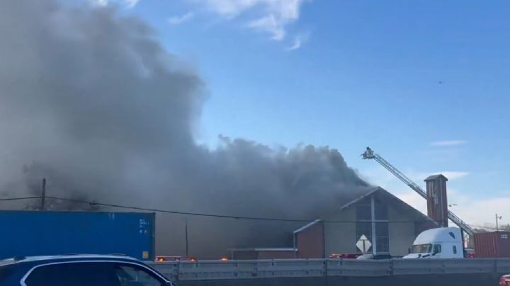 Intenso incendio consume iglesia en Houston, Texas; el techo del inmueble colapsó