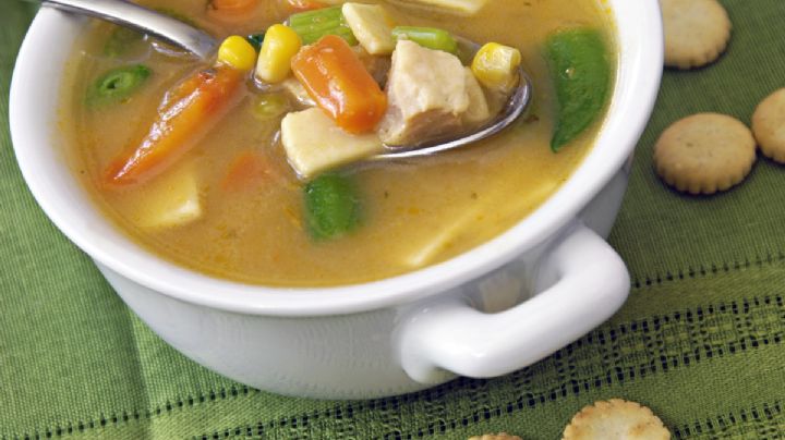 Caldos ideales para el frío de enero: 5 recetas calientes y rendidoras