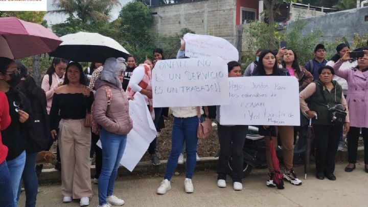 Normalistas egresadas protestan en Puebla por falta de plazas en la SEP