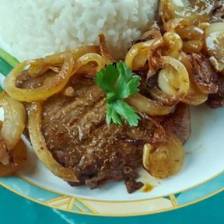 ¿Cómo cocinar un bistec encebollado casero con una receta fácil?