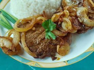 ¿Cómo cocinar un bistec encebollado casero con una receta fácil?
