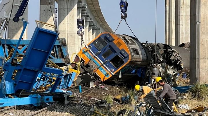 Accidente en Tailandia: grúa cae sobre tren en movimiento y deja 32 muertos