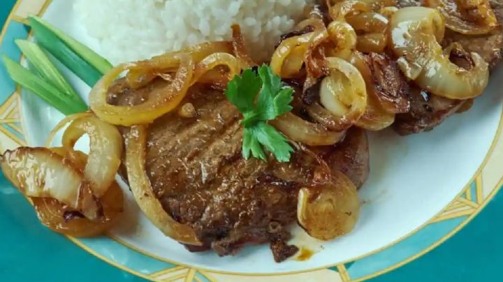 ¿Cómo cocinar un bistec encebollado casero con una receta fácil, rápida y sencilla?