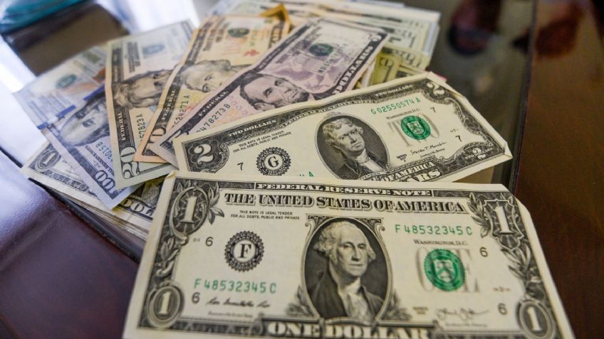 El 'súper peso' está de regreso; tipo de cambio cierra abajo de 17.50 pesos por dólar