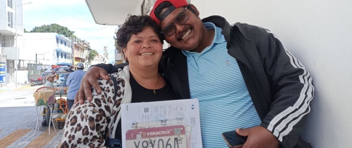 Areli y Alan pasaron 12 horas en vela para tramitar placas en Hacienda Veracruz