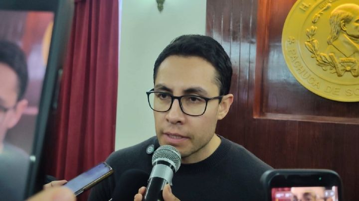 Jorge Reyes defiende a policía que exhibió a morenista y anuncia aumento salarial a la corporación