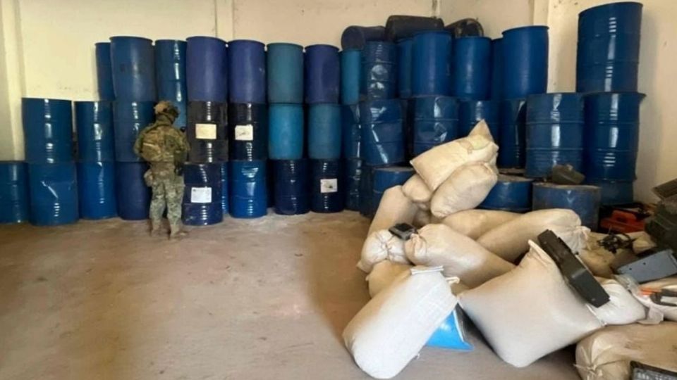 Autoridades inhabilitaron un campamento clandestino para la elaboración de drogas sintéticas y una bodega con aproximadamente 25,000 litros y más de 12 toneladas de sustancias químicas
