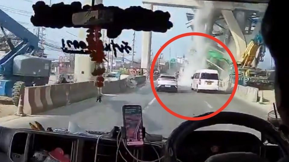 El momento exacto del desplome quedó captado por una camara al interior de un vehículo